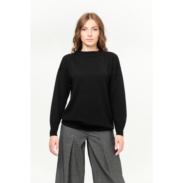8242 600	Black